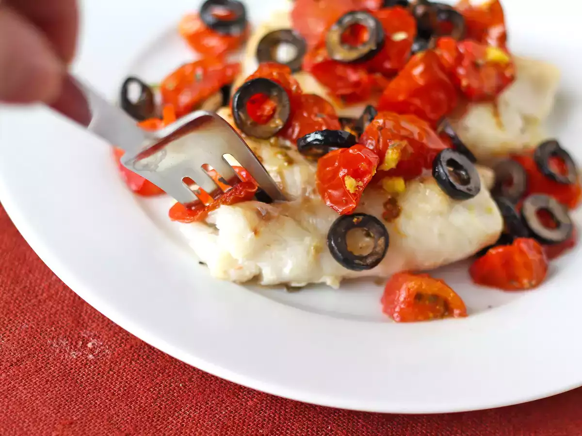 Na vzduchu vyprážaná treska s cherry paradajkami, olivami a citrónom: ľahký a rýchly recept - foto 5