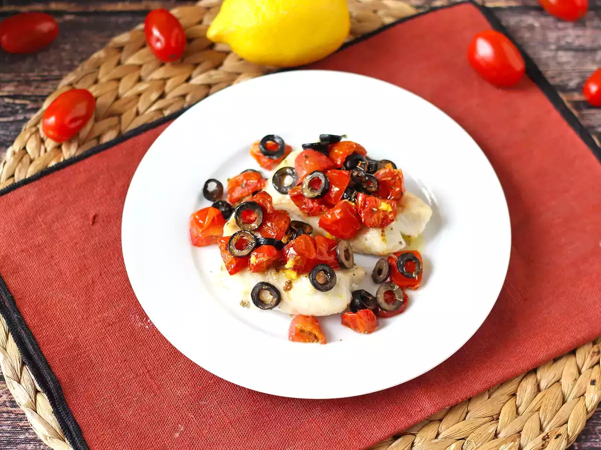 Na vzduchu vyprážaná treska s cherry paradajkami, olivami a citrónom: ľahký a rýchly recept - foto 6