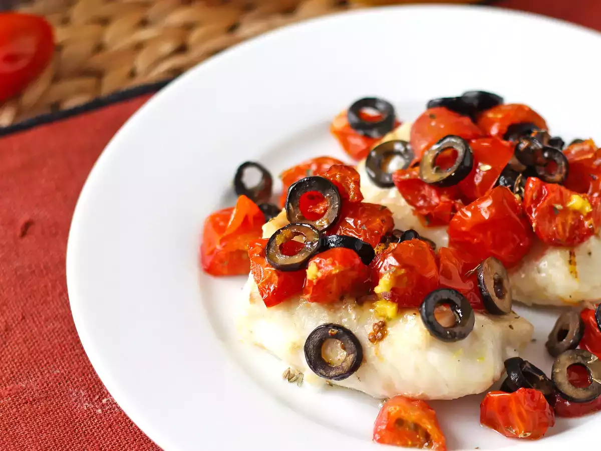 Na vzduchu vyprážaná treska s cherry paradajkami, olivami a citrónom: ľahký a rýchly recept - foto 7