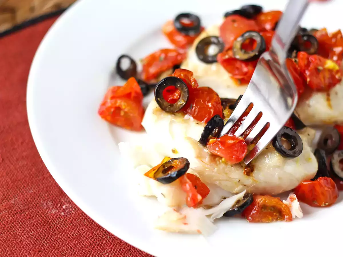 Na vzduchu vyprážaná treska s cherry paradajkami, olivami a citrónom: ľahký a rýchly recept - foto 8