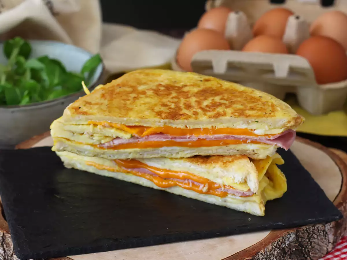 Omeleta expres sendvič - Francúzsky toast omeleta sendvič - vajíčko sendvič hack
