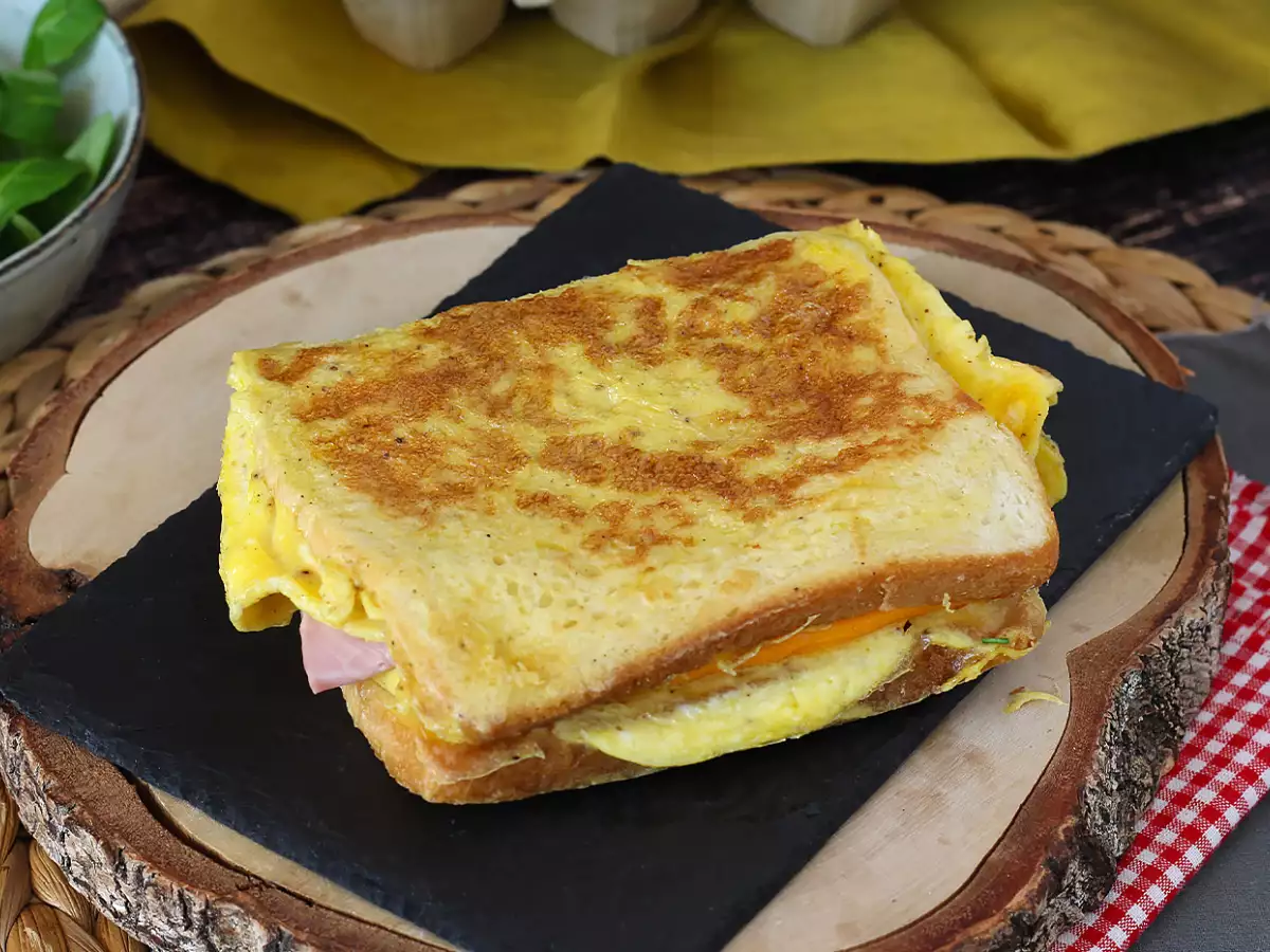 Omeleta expres sendvič - Francúzsky toast omeleta sendvič - vajíčko sendvič hack - foto 2