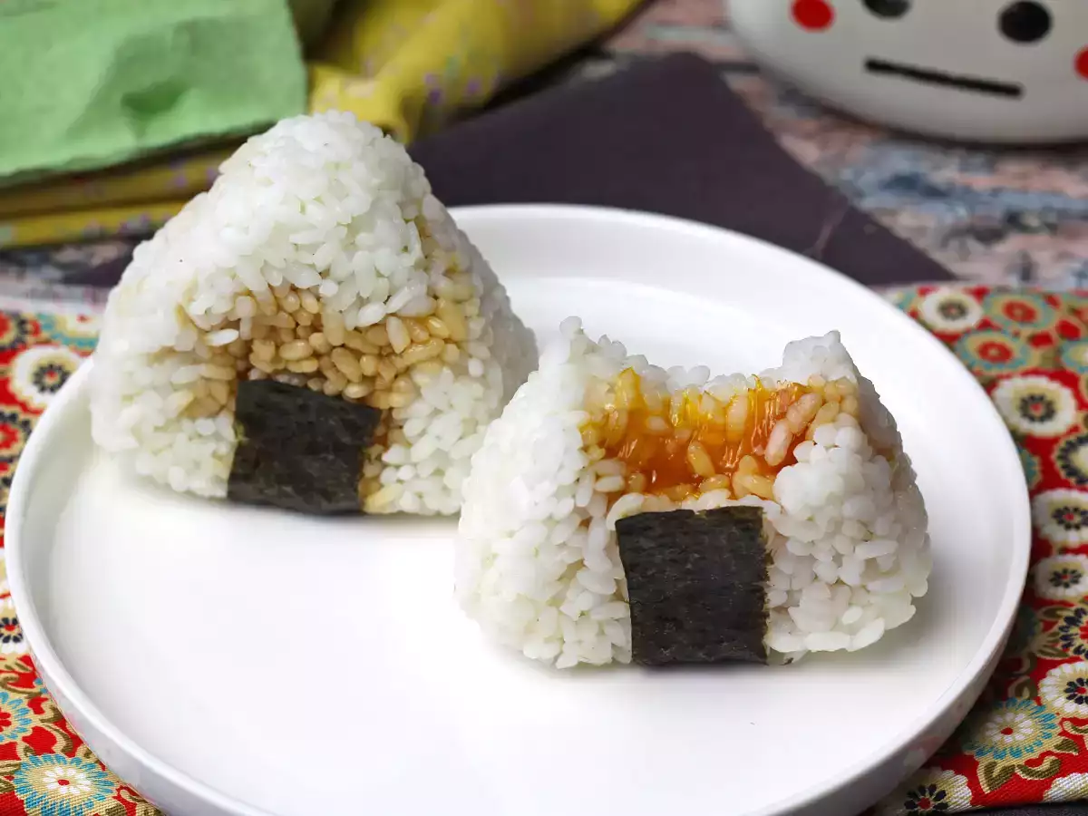 Onigiri so žĺtkami konzervovanými v sójovej omáčke - foto 2