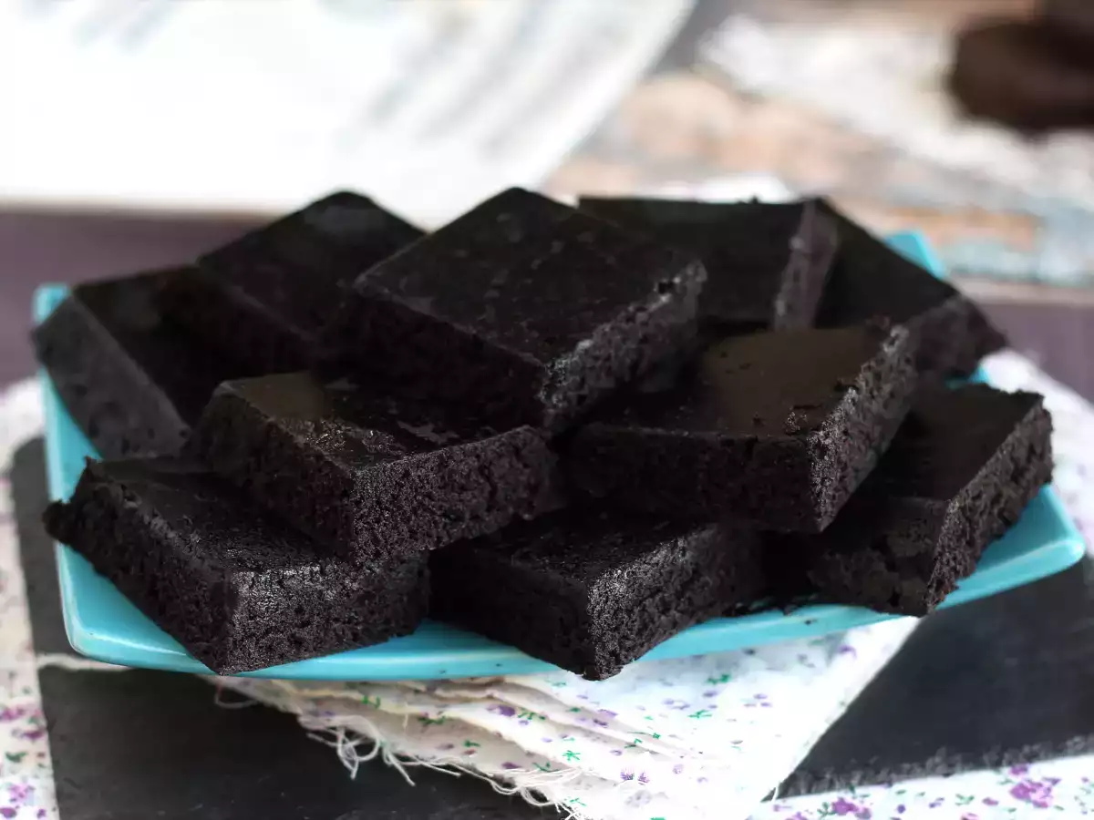 Oreo koláč len z 3 ingrediencií, hotový za 6 minút v mikrovlnnej rúre!