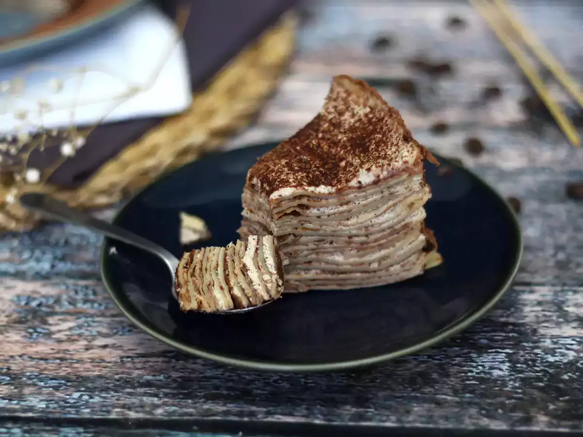 Palacinkový koláč v štýle tiramisu s kávou a kakaom