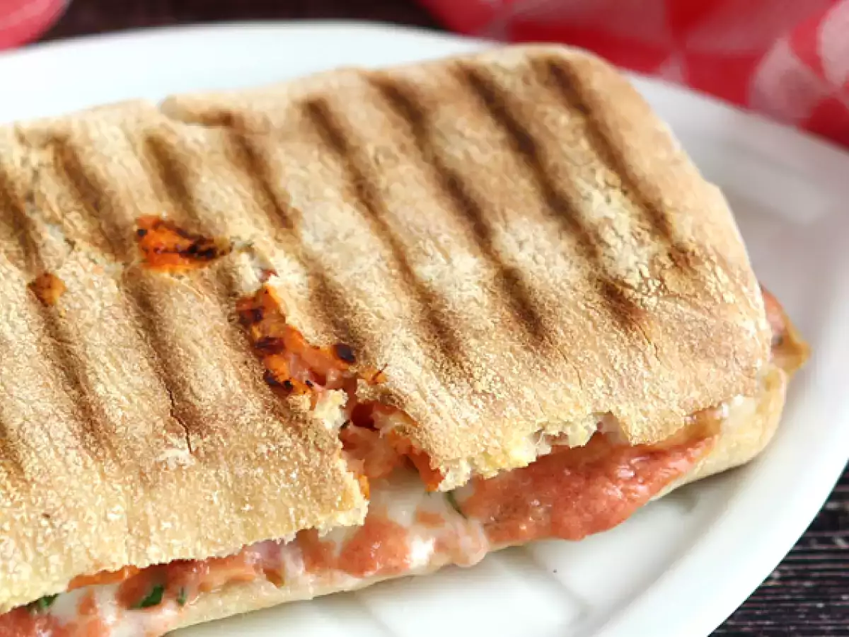 Panini s lososom, mozzarellou a kôprom - foto 2