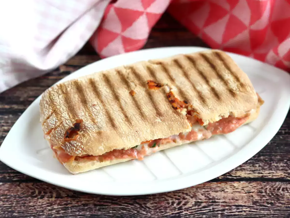 Panini s lososom, mozzarellou a kôprom - foto 4