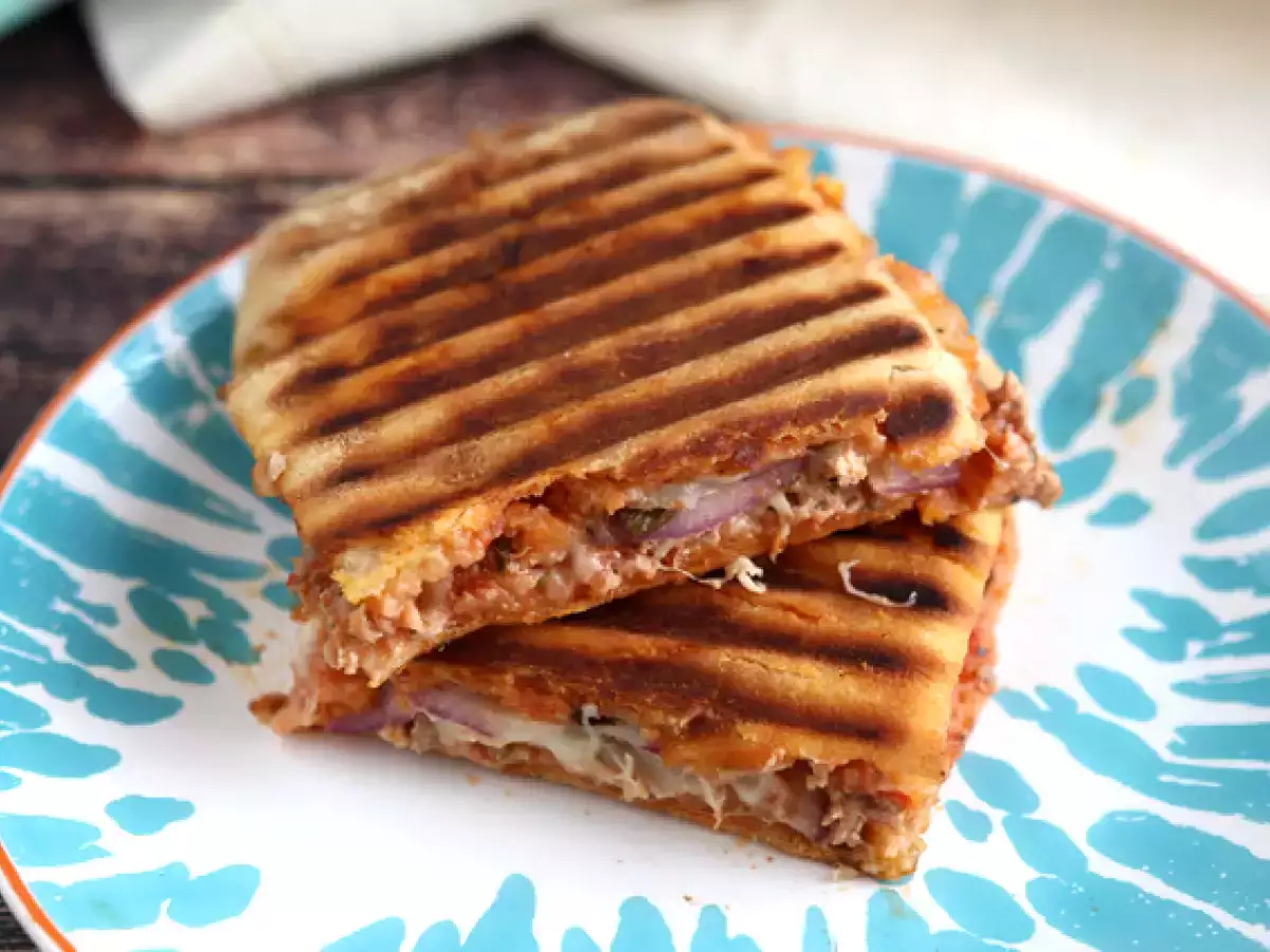 Panini s tuniakom, paradajkami a kaparami