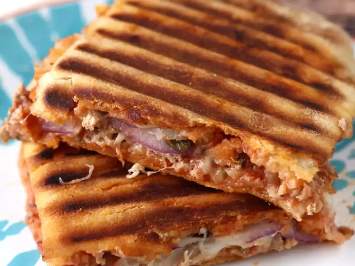 Panini s tuniakom, paradajkami a kaparami - foto 3