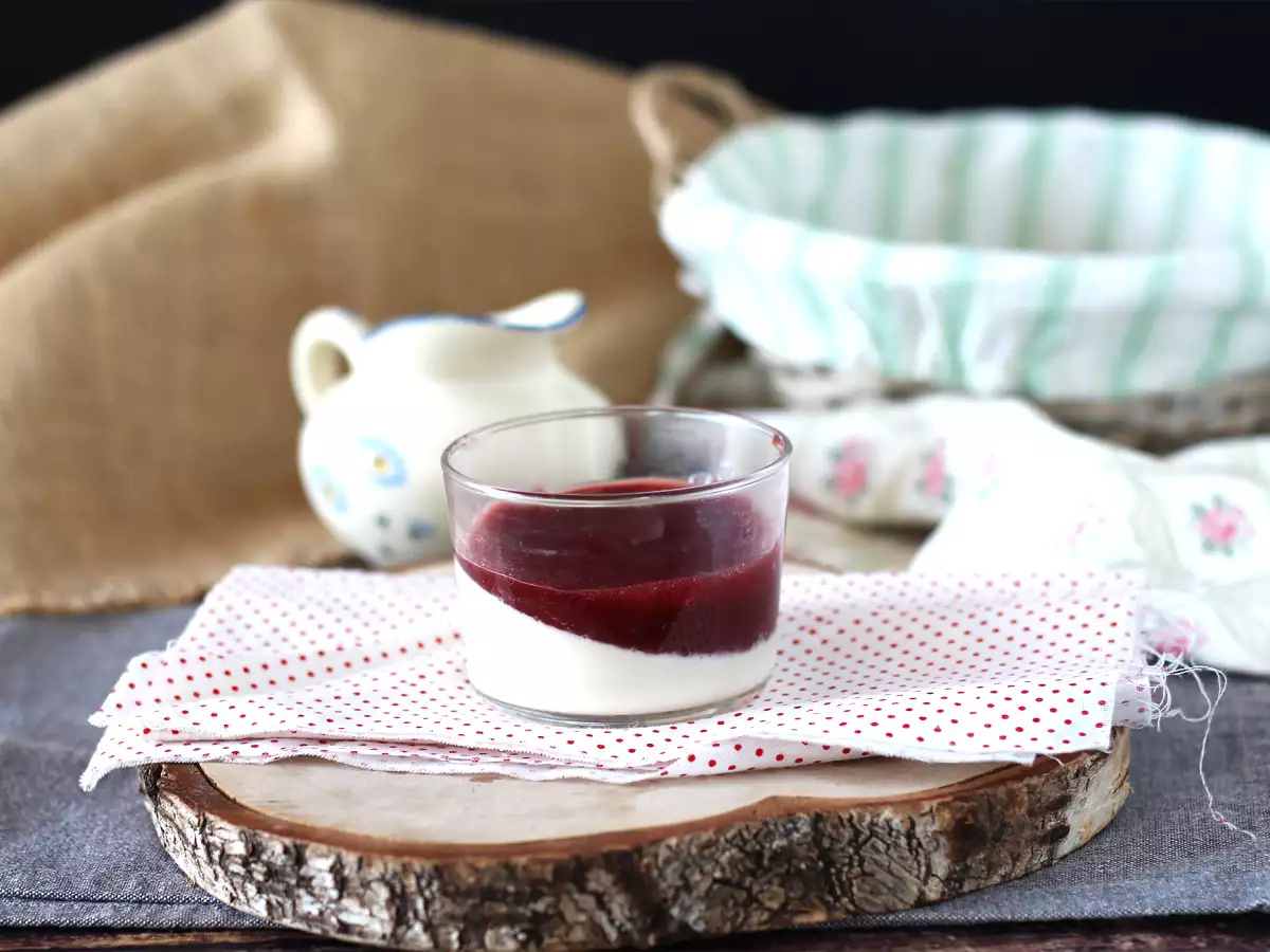 Panna cotta s bobuľovým coulis