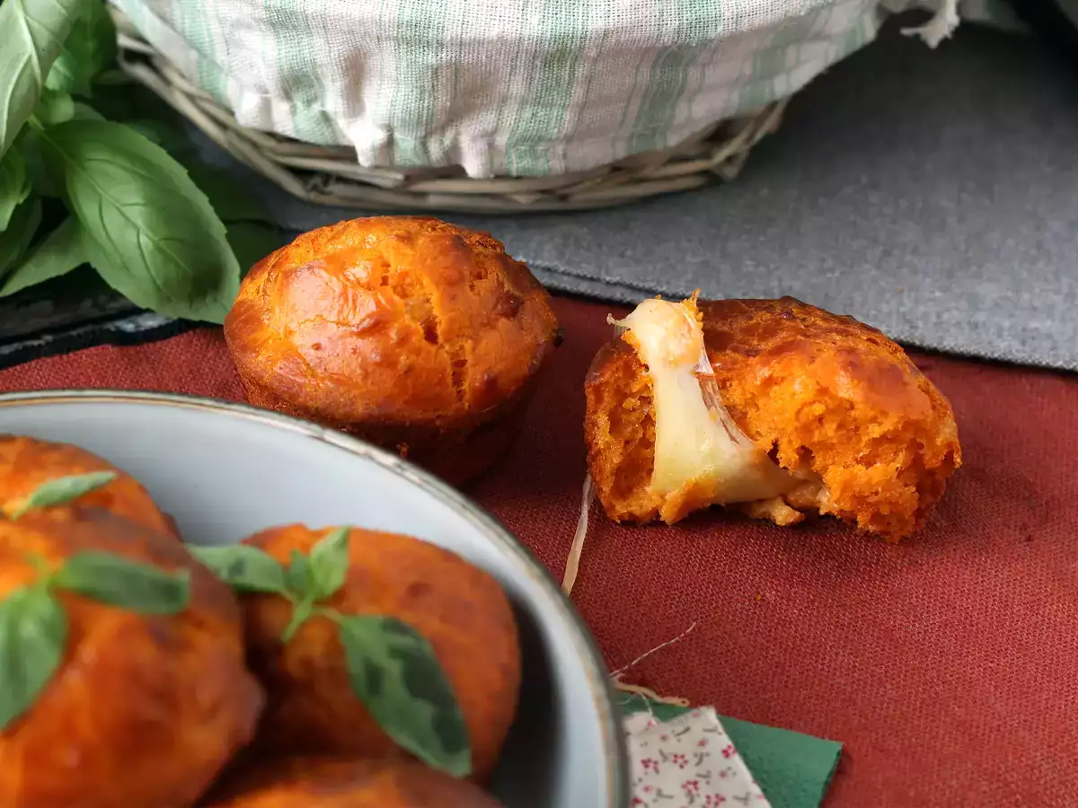 Paradajkové muffiny s topiacim sa mozzarellovým srdcom - foto 2