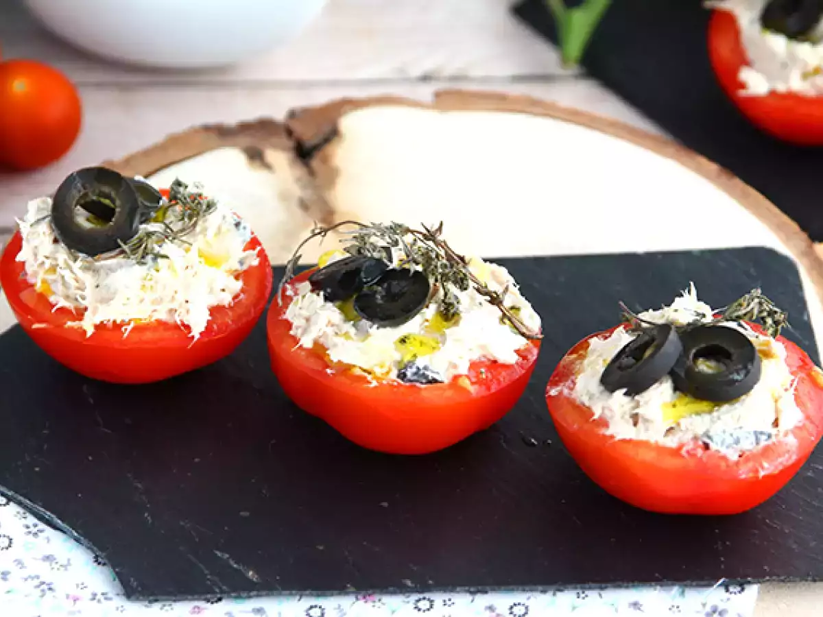 Paradajky plnené tuniakom, syrom fromage frais a olivami - foto 2
