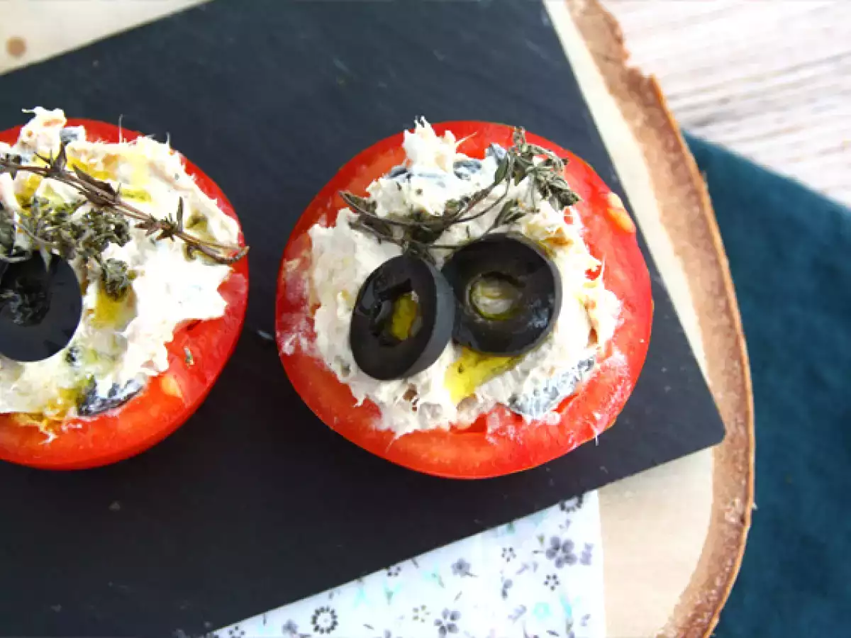 Paradajky plnené tuniakom, syrom fromage frais a olivami - foto 3