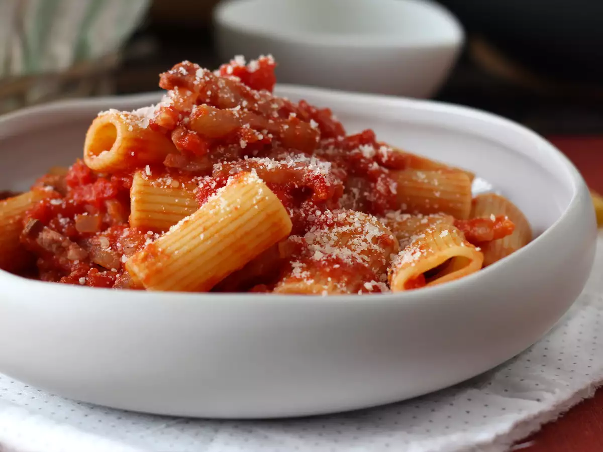 Pasta all'amatriciana, tradičný recept vysvetlený krok za krokom - foto 2