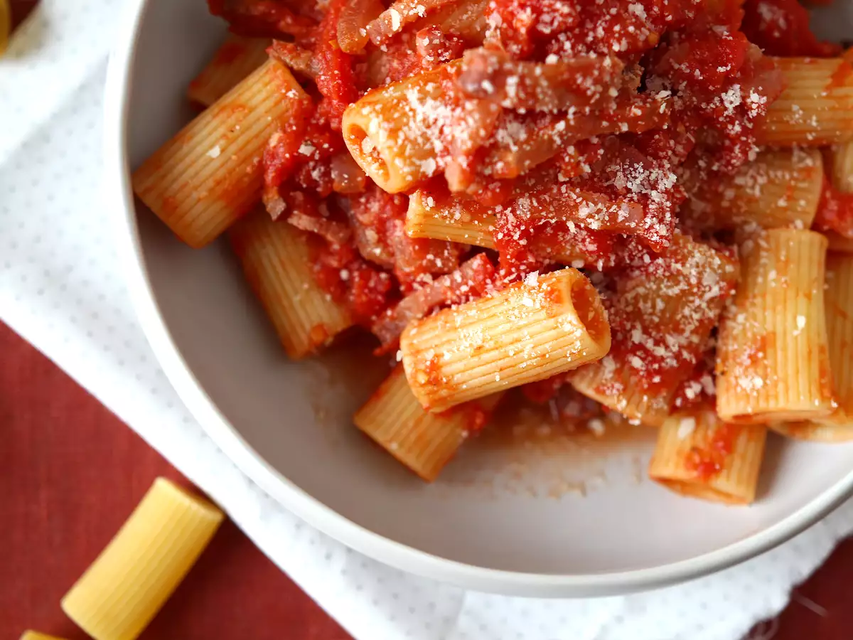 Pasta all'amatriciana, tradičný recept vysvetlený krok za krokom - foto 4