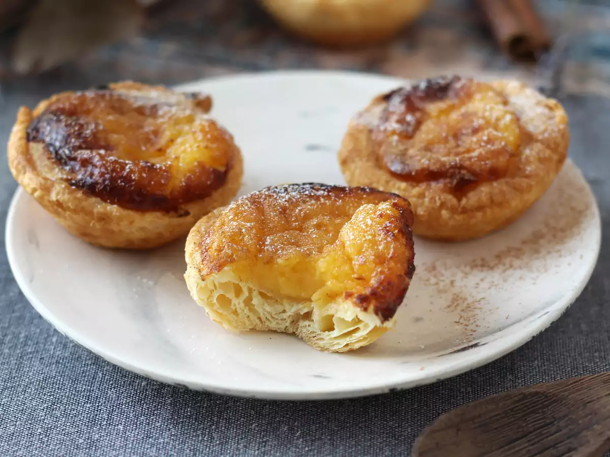 Pastéis de nata vo fritéze. Rýchly a jednoduchý recept na tradičnú portugalskú sladkosť.