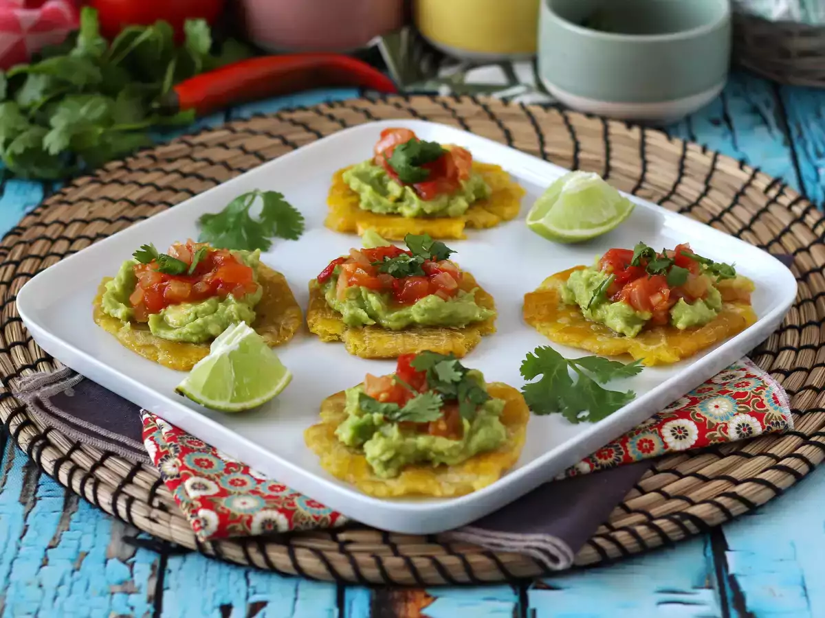 Patacones, kolumbijské toasty s guacamole a paradajkami - foto 2