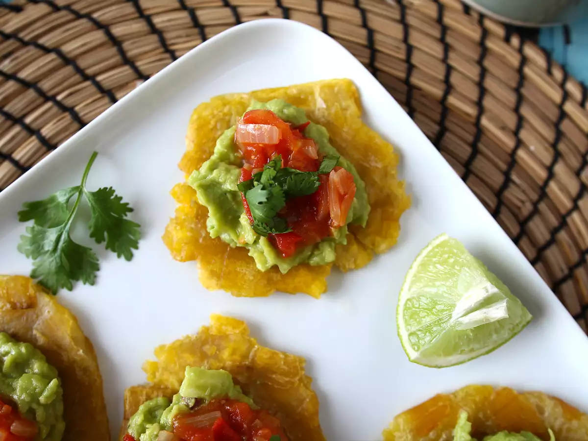 Patacones, kolumbijské toasty s guacamole a paradajkami - foto 3