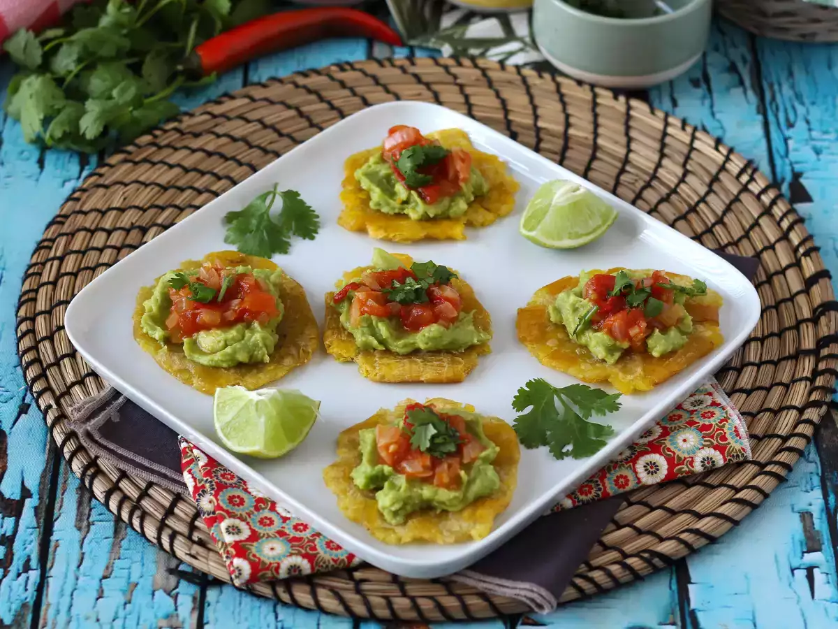 Patacones, kolumbijské toasty s guacamole a paradajkami - foto 4