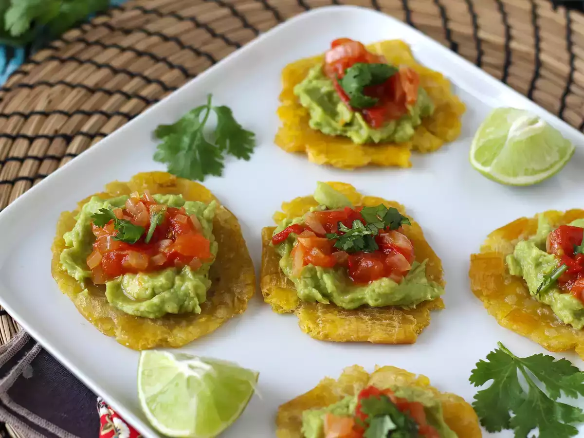 Patacones, kolumbijské toasty s guacamole a paradajkami - foto 5