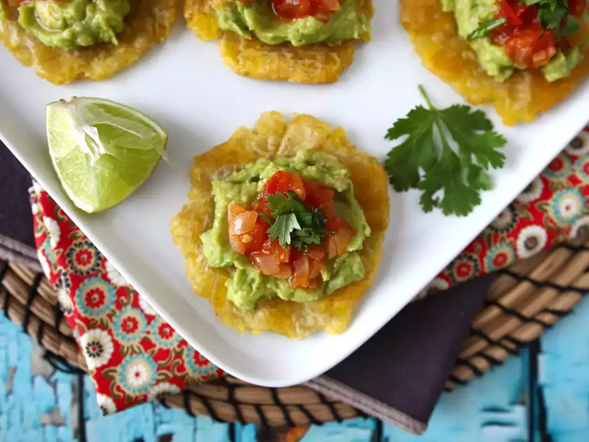 Patacones, kolumbijské toasty s guacamole a paradajkami - foto 6