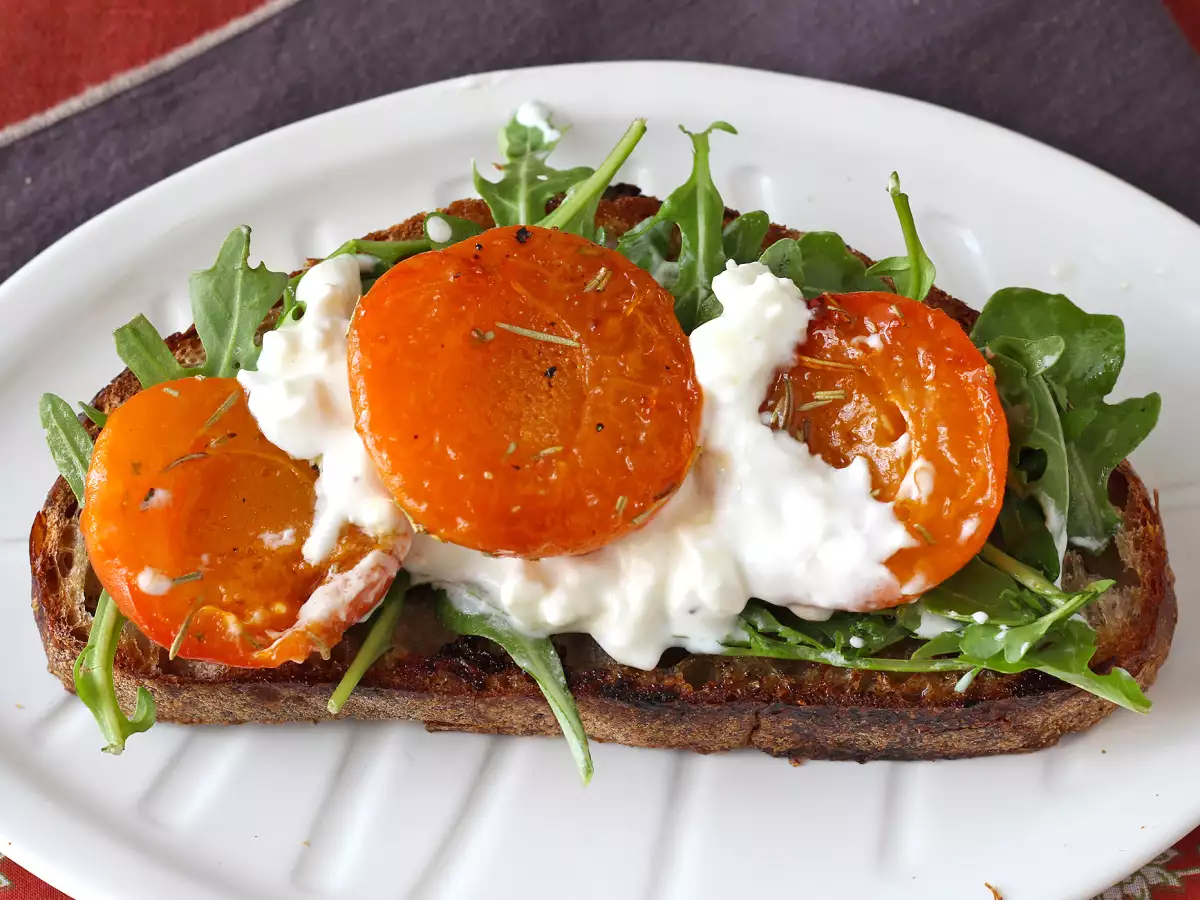 Pečené marhule, rukola a burrata na toaste