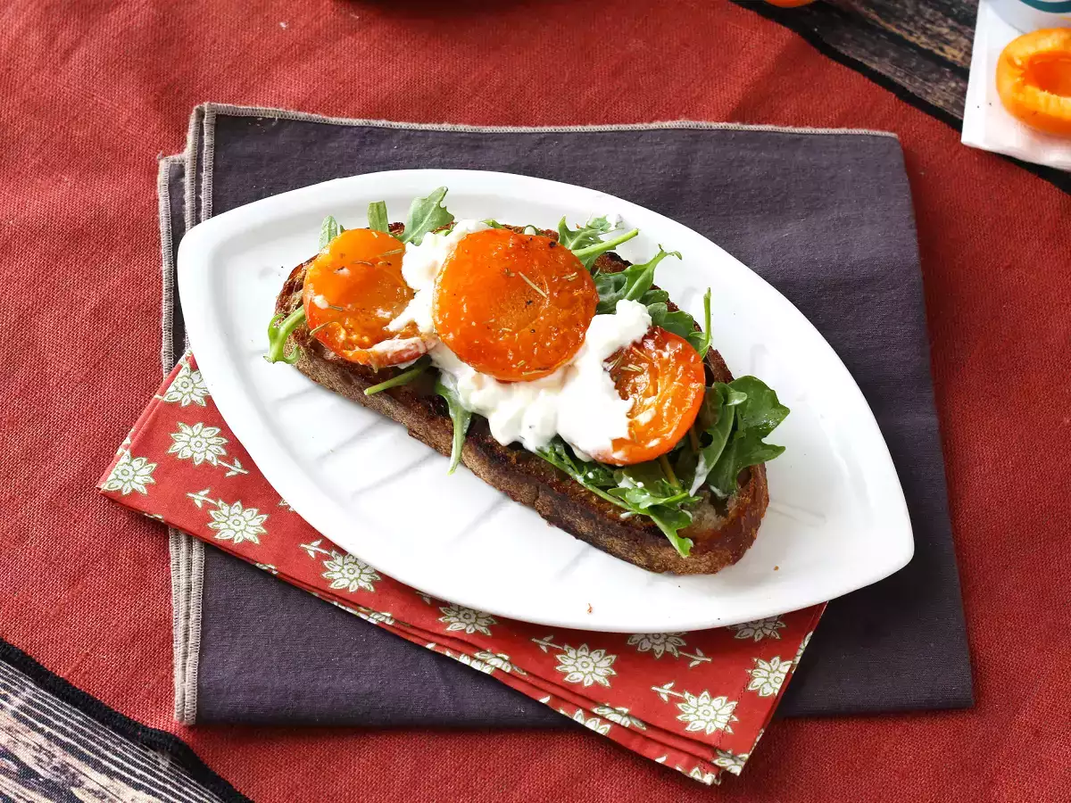 Pečené marhule, rukola a burrata na toaste - foto 3