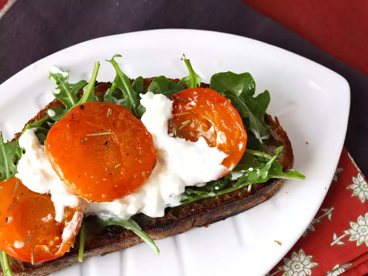 Pečené marhule, rukola a burrata na toaste - foto 4