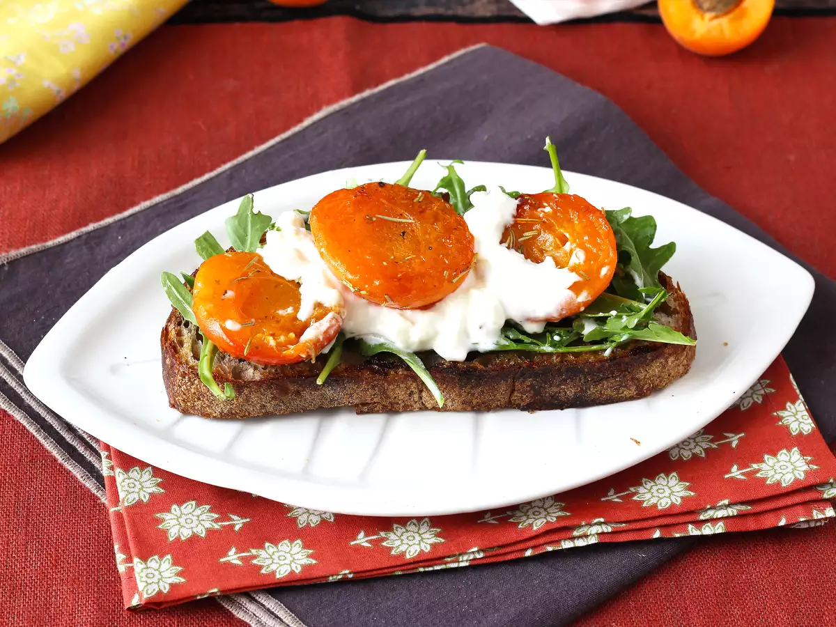Pečené marhule, rukola a burrata na toaste - foto 5