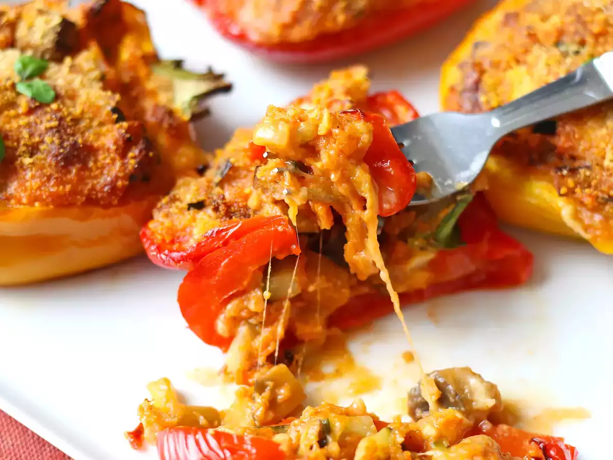 Pečené vegetariánske plnené papriky: jednoduchý a chutný recept so zeleninou a syrom mozzarella - foto 5