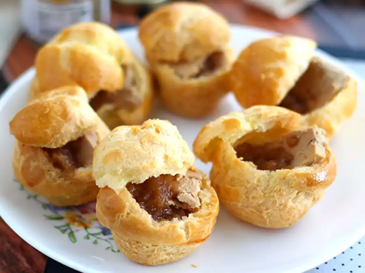 Pečivo Choux s foie gras a konfitovanou cibuľou - foto 3