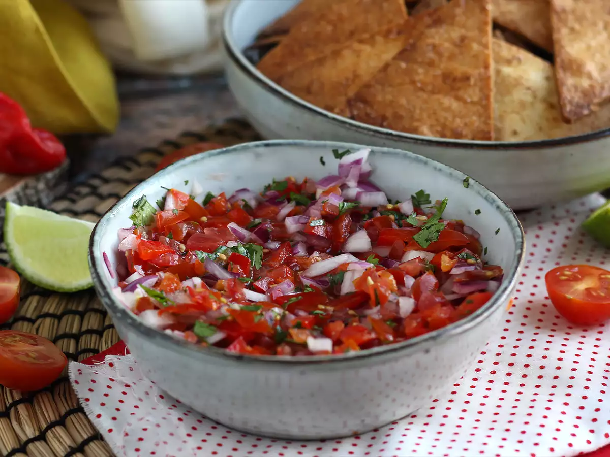Pico de gallo a domáce tortillové čipsy - foto 3