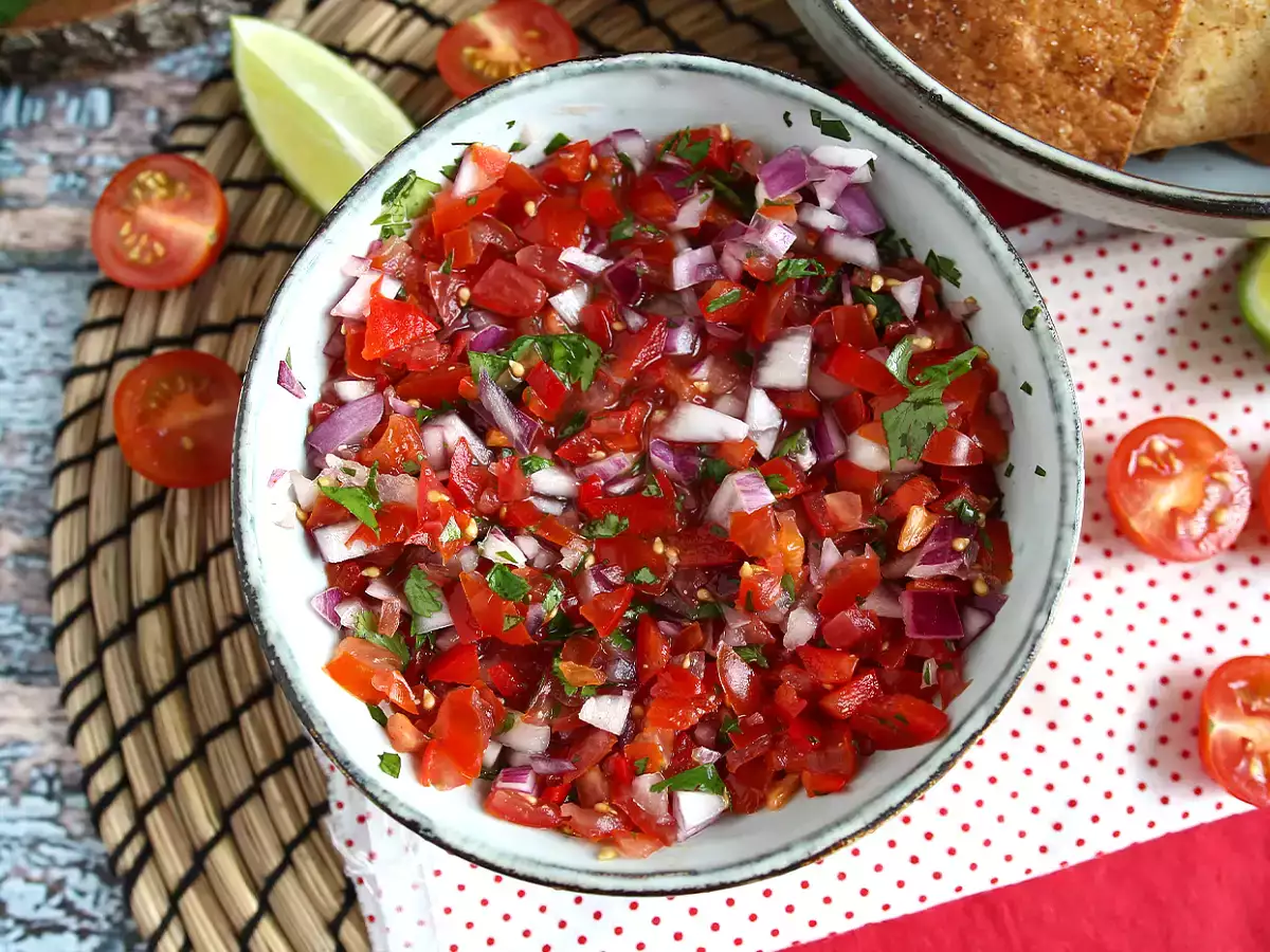 Pico de gallo a domáce tortillové čipsy - foto 6