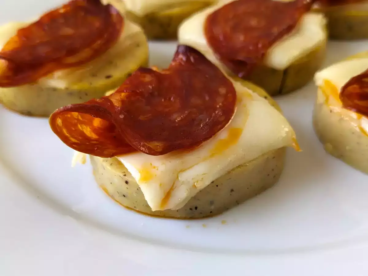 Polenta crostini so syrom scamorza a feferónkami
