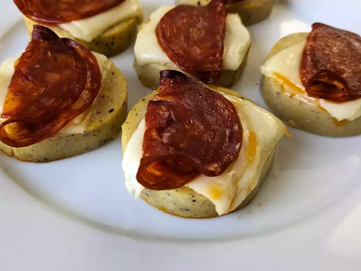 Polenta crostini so syrom scamorza a feferónkami - foto 2