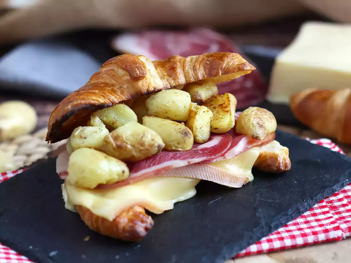 Raclette croissant sendvič na chutnú desiatu!