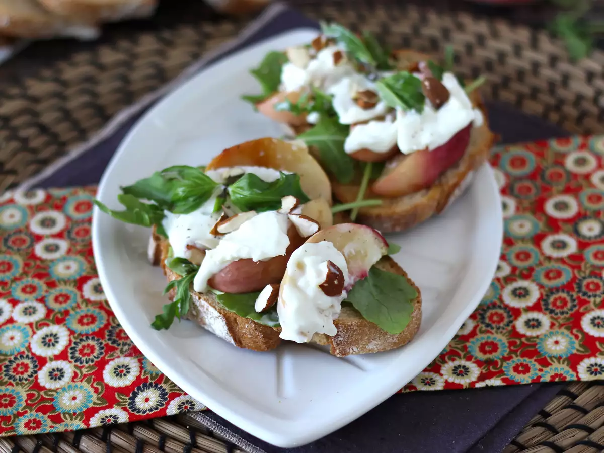 Rukola, pečené broskyne a burrata na toaste: dokonalá sladko-slaná kombinácia! - foto 2
