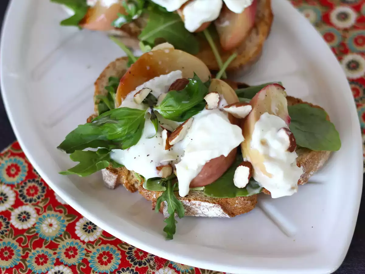 Rukola, pečené broskyne a burrata na toaste: dokonalá sladko-slaná kombinácia! - foto 3