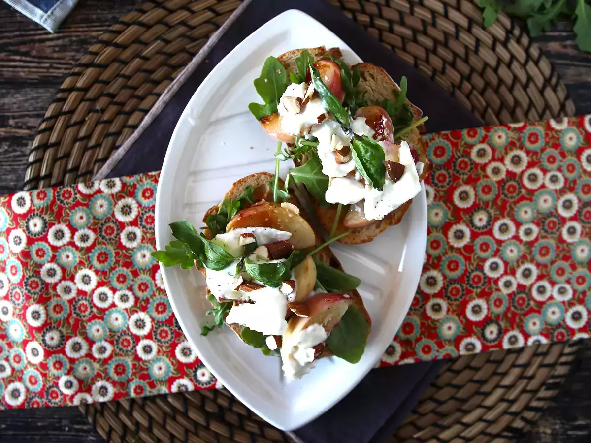 Rukola, pečené broskyne a burrata na toaste: dokonalá sladko-slaná kombinácia! - foto 4