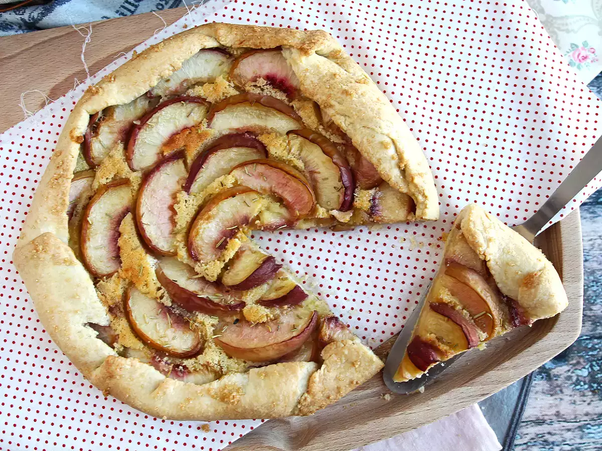 Rustikálny koláč s broskyňami a rozmarínom