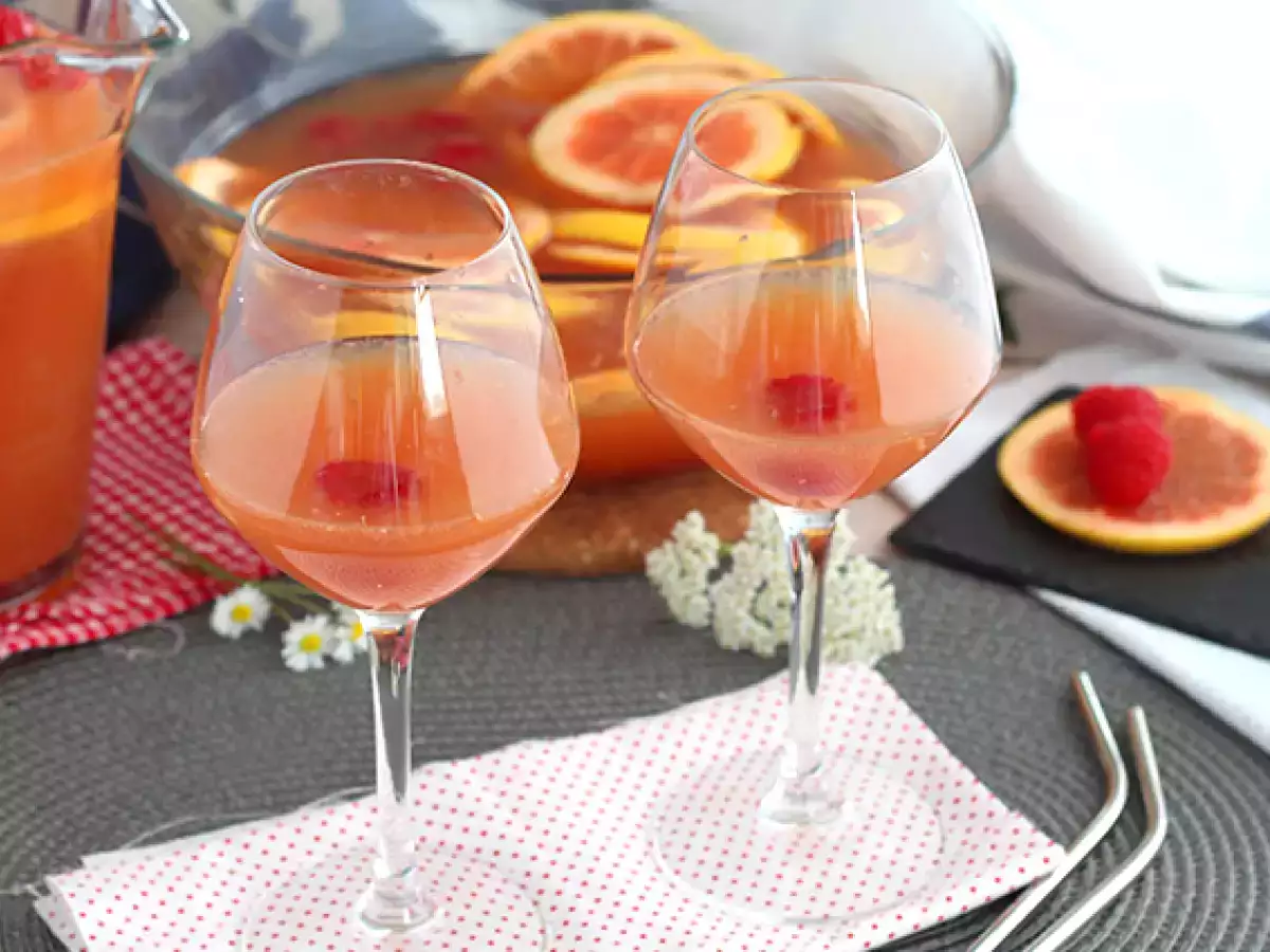 Ružová sangria s ružovým vínom
