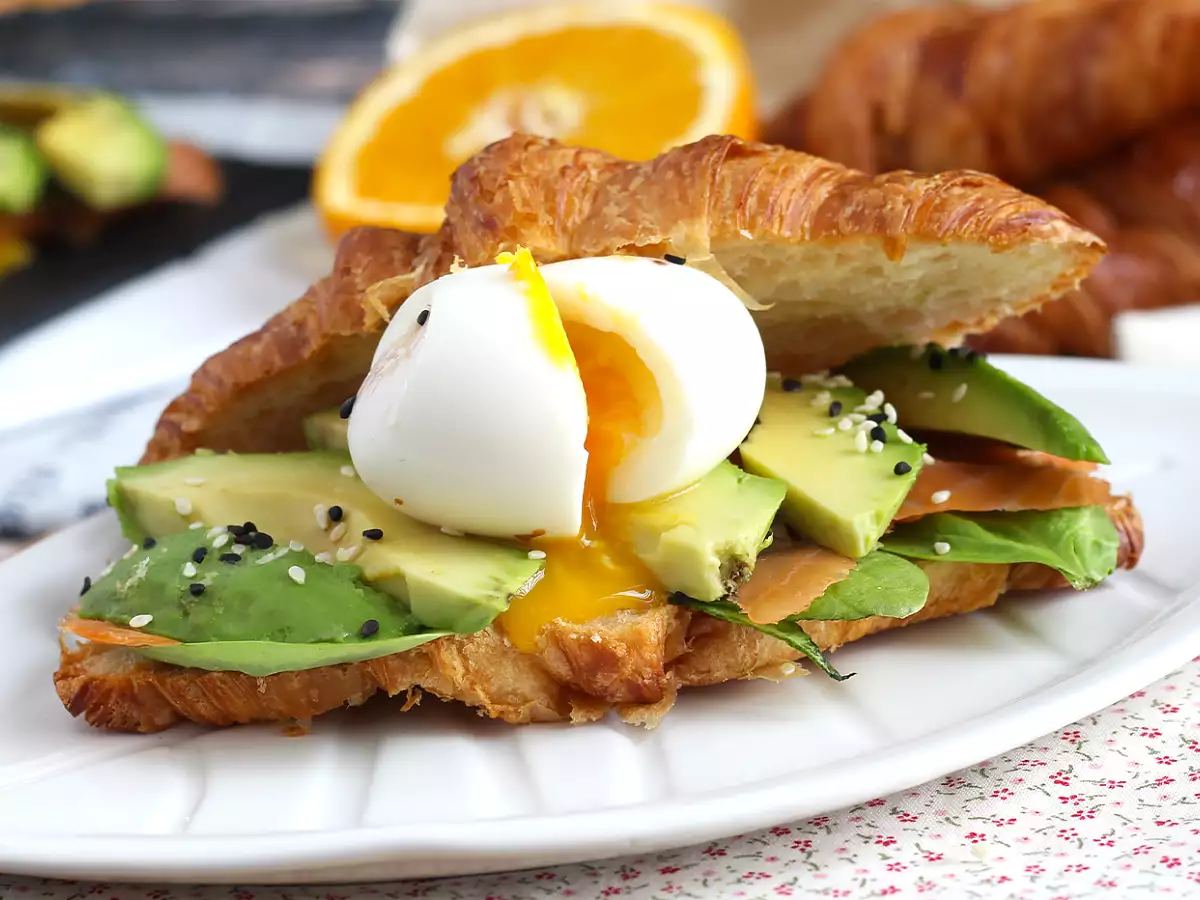 Sendvič s croissantom na desiatu