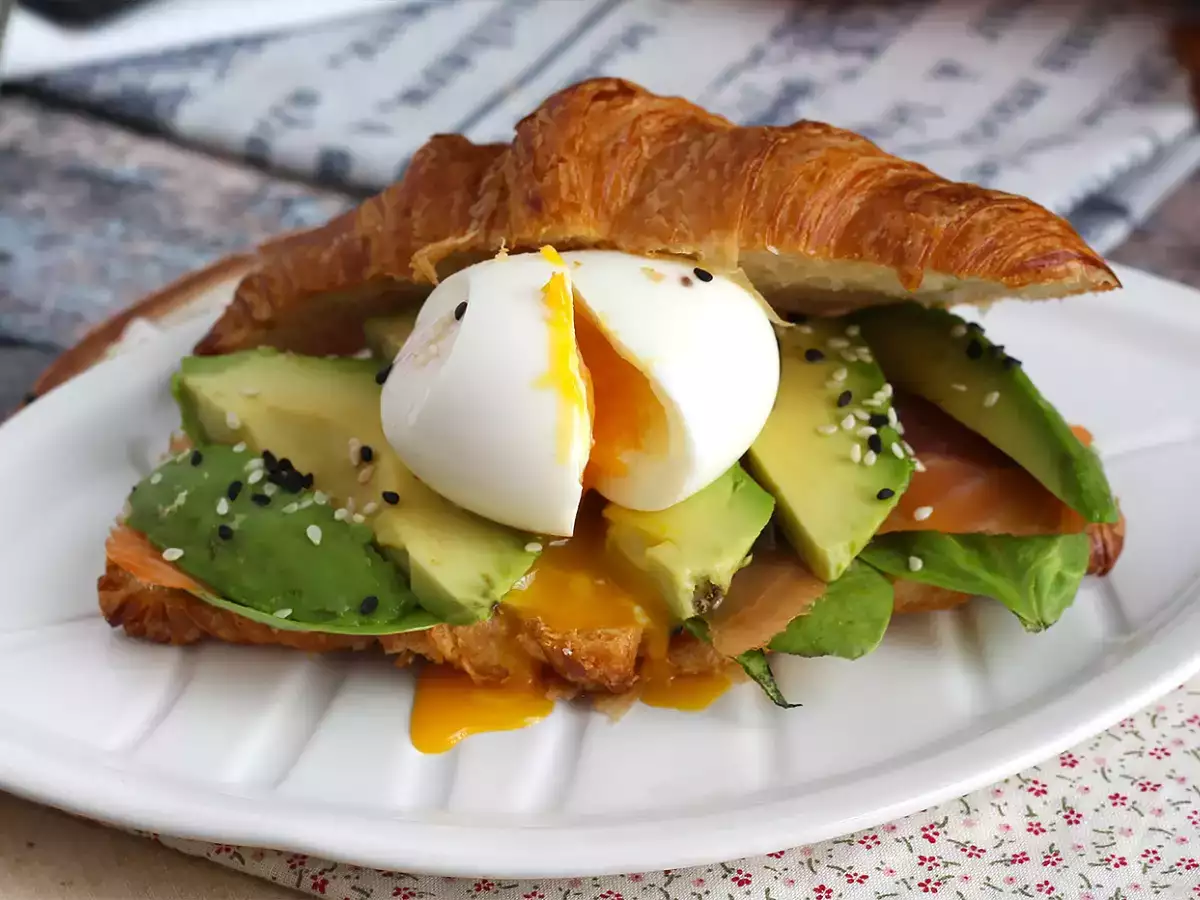 Sendvič s croissantom na desiatu - foto 5