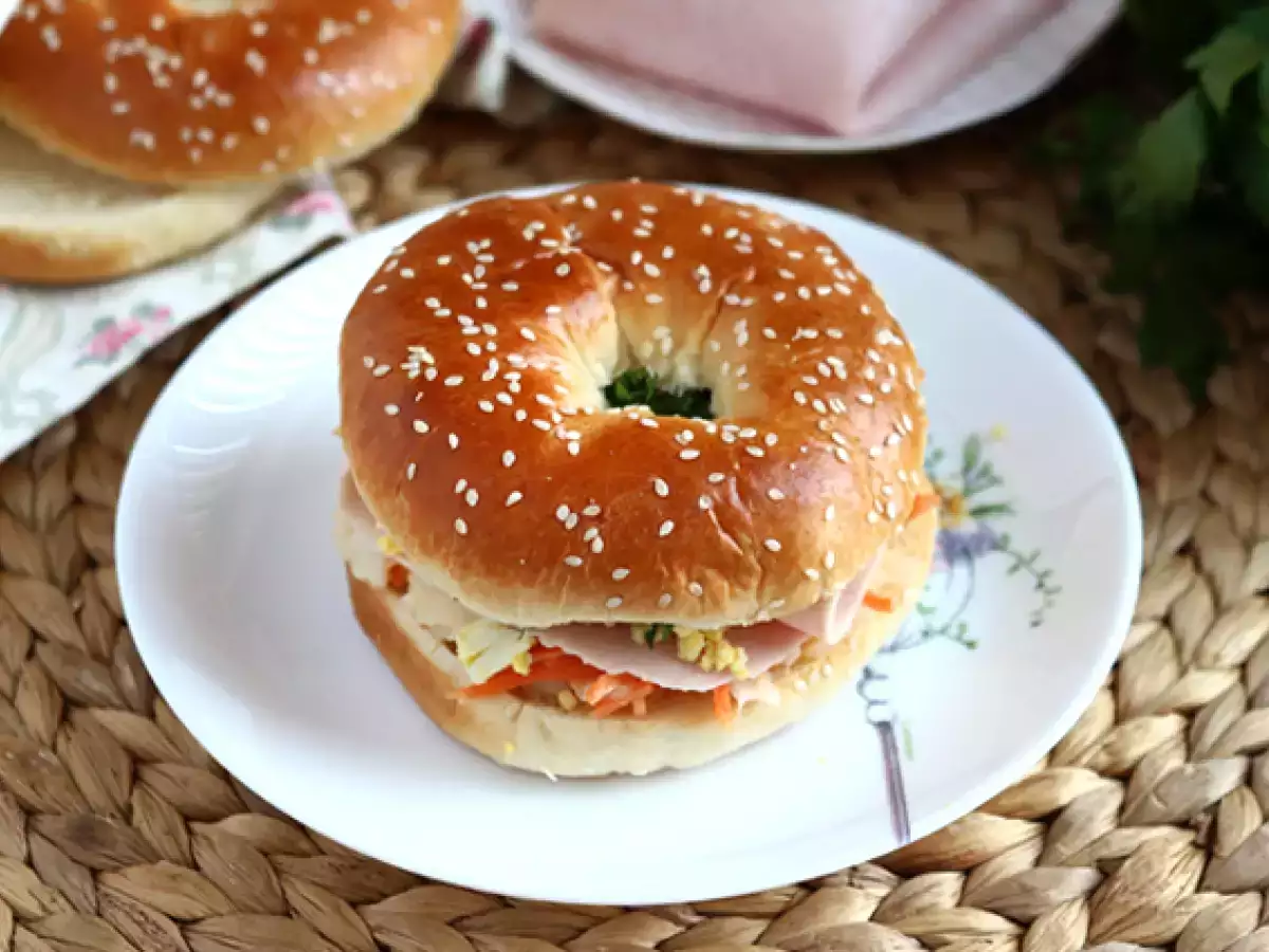 Sendvič s morčacím bagelom, zelný šalát, vajce na tvrdo - foto 2
