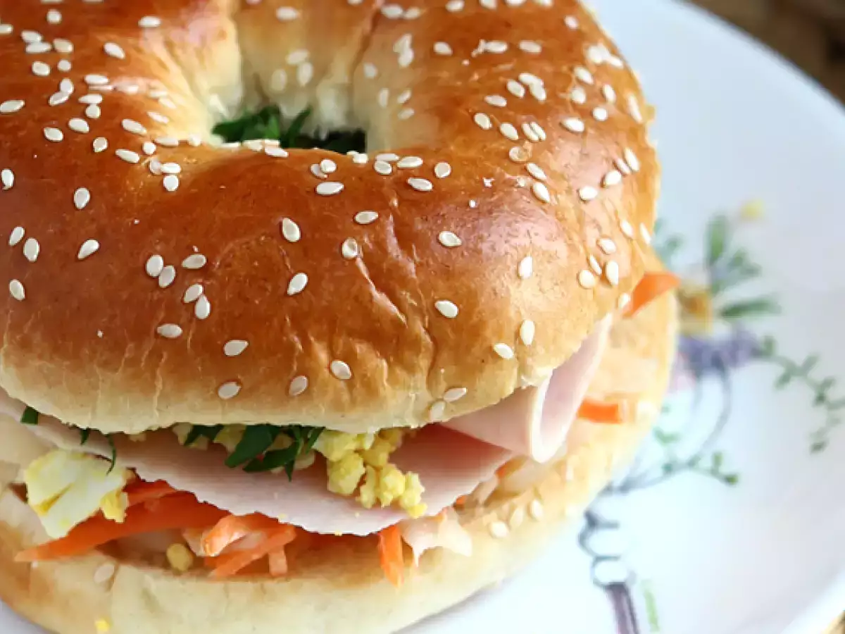 Sendvič s morčacím bagelom, zelný šalát, vajce na tvrdo - foto 3