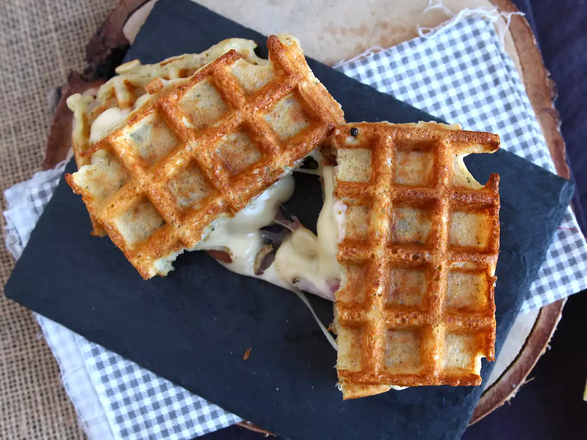 Sendvič so zemiakovými vafľami a raclette, dokonalé pohodlné jedlo - foto 2