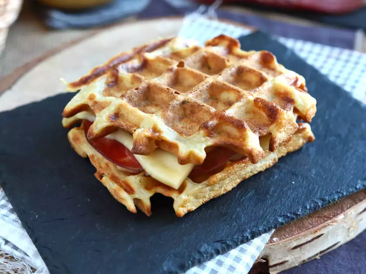 Sendvič so zemiakovými vafľami a raclette, dokonalé pohodlné jedlo - foto 3