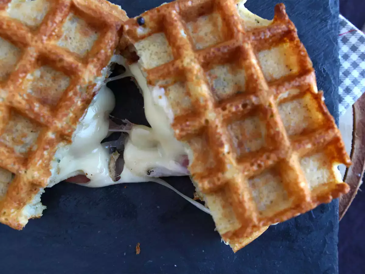 Sendvič so zemiakovými vafľami a raclette, dokonalé pohodlné jedlo - foto 6