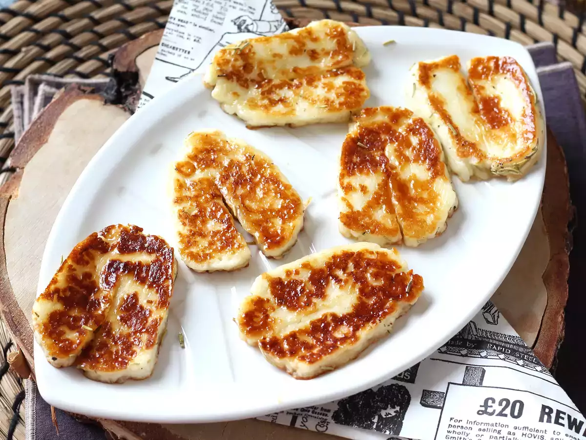Sladkokyslý Halloumi vyprážaný na panvici s medom a rozmarínom