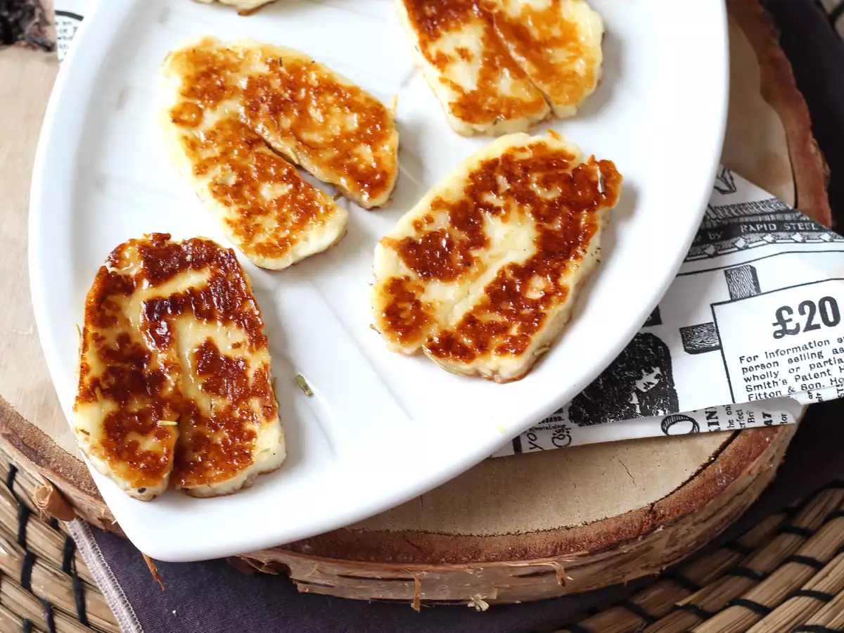 Sladkokyslý Halloumi vyprážaný na panvici s medom a rozmarínom - foto 2